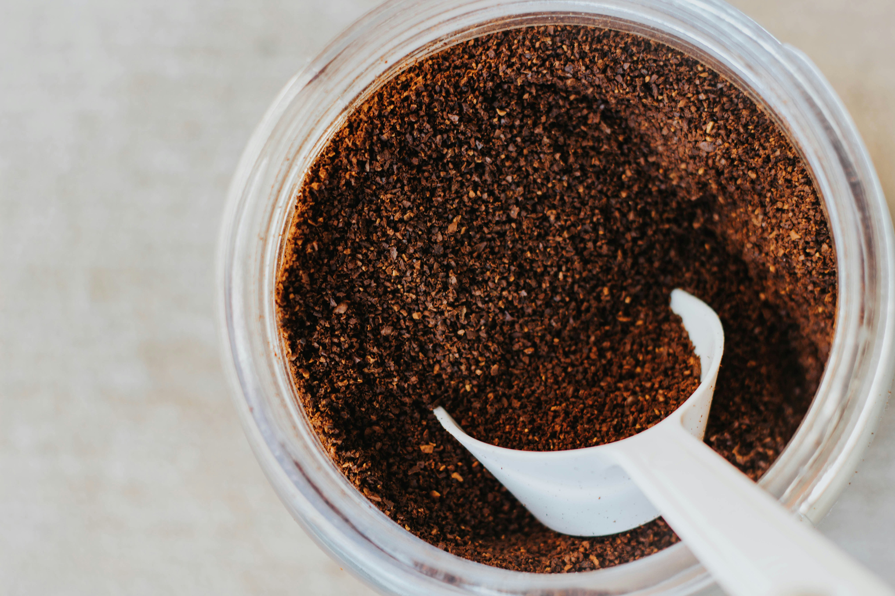 Kaffeepulver in einer Schale auf einer Oberfläche