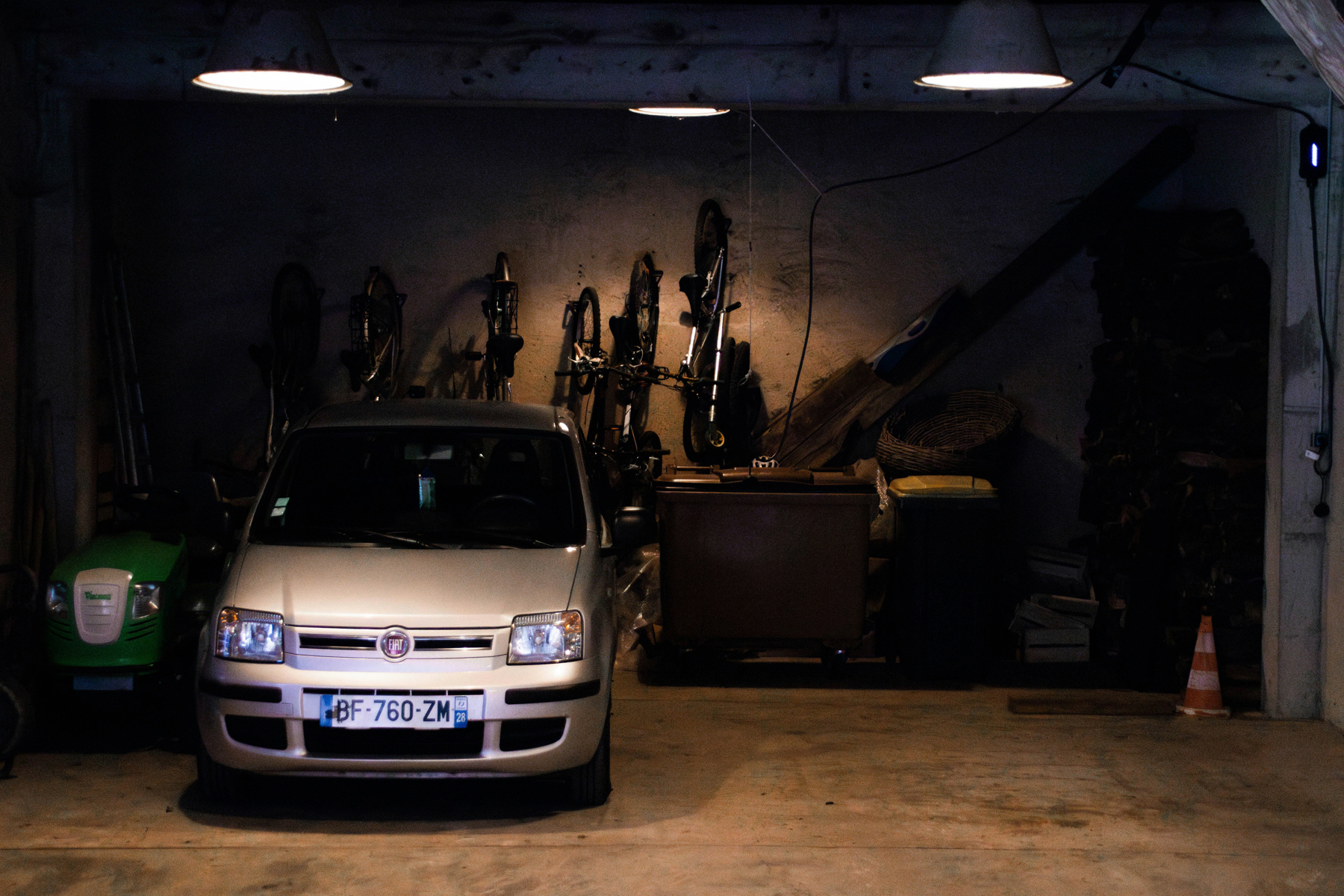 Geparktes Fahrzeug in einer Garage mit geschlossenen Fenstern