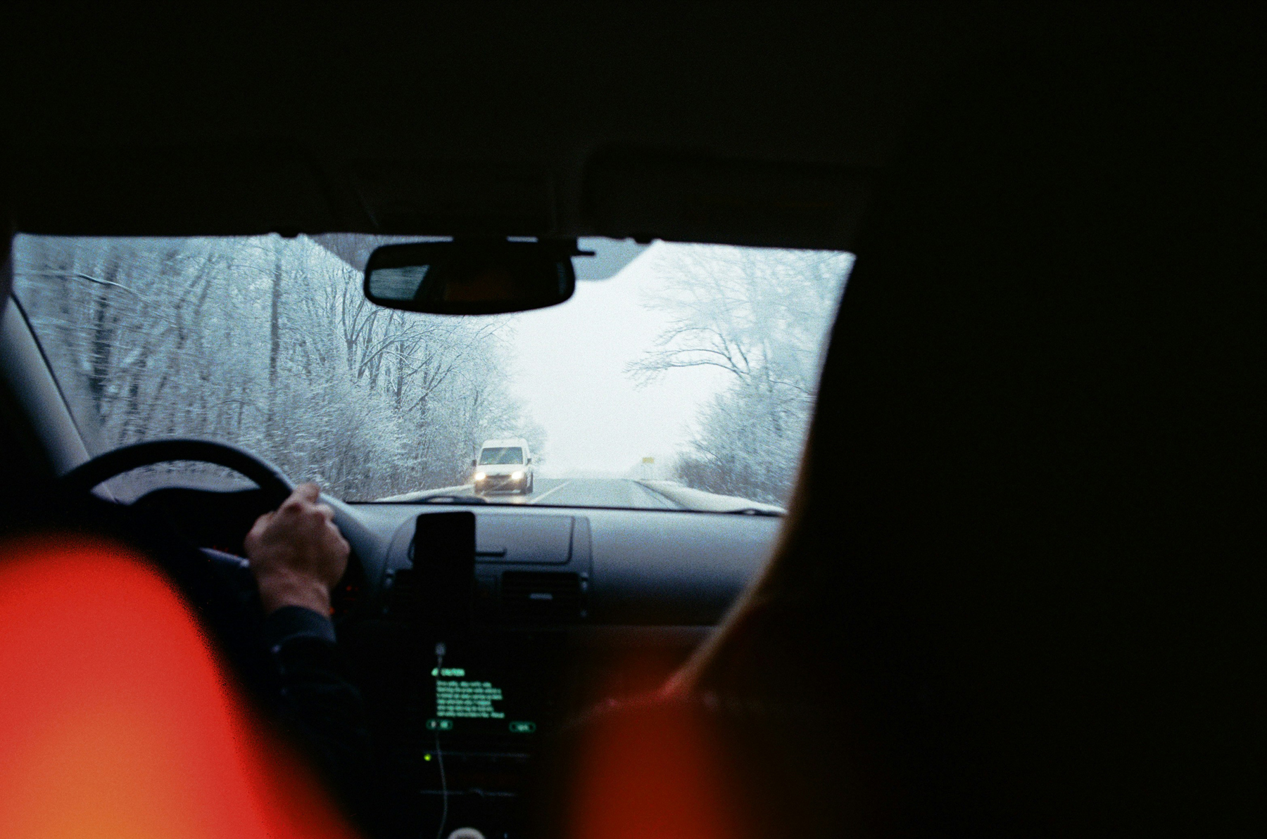 Beschlagene Autoscheiben im Winter von innen
