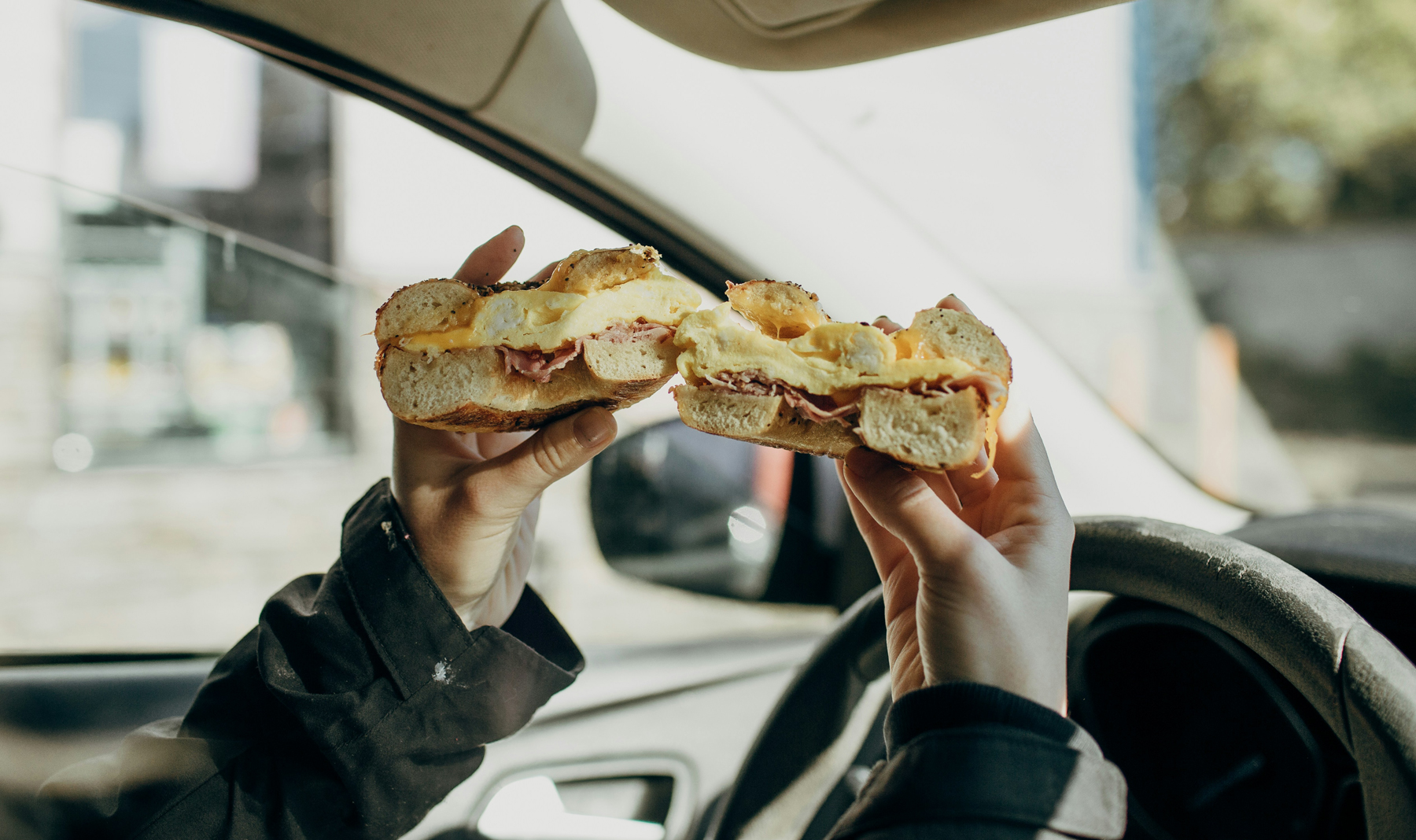 Fleck auf einem Autositz nach verschüttetem Essen