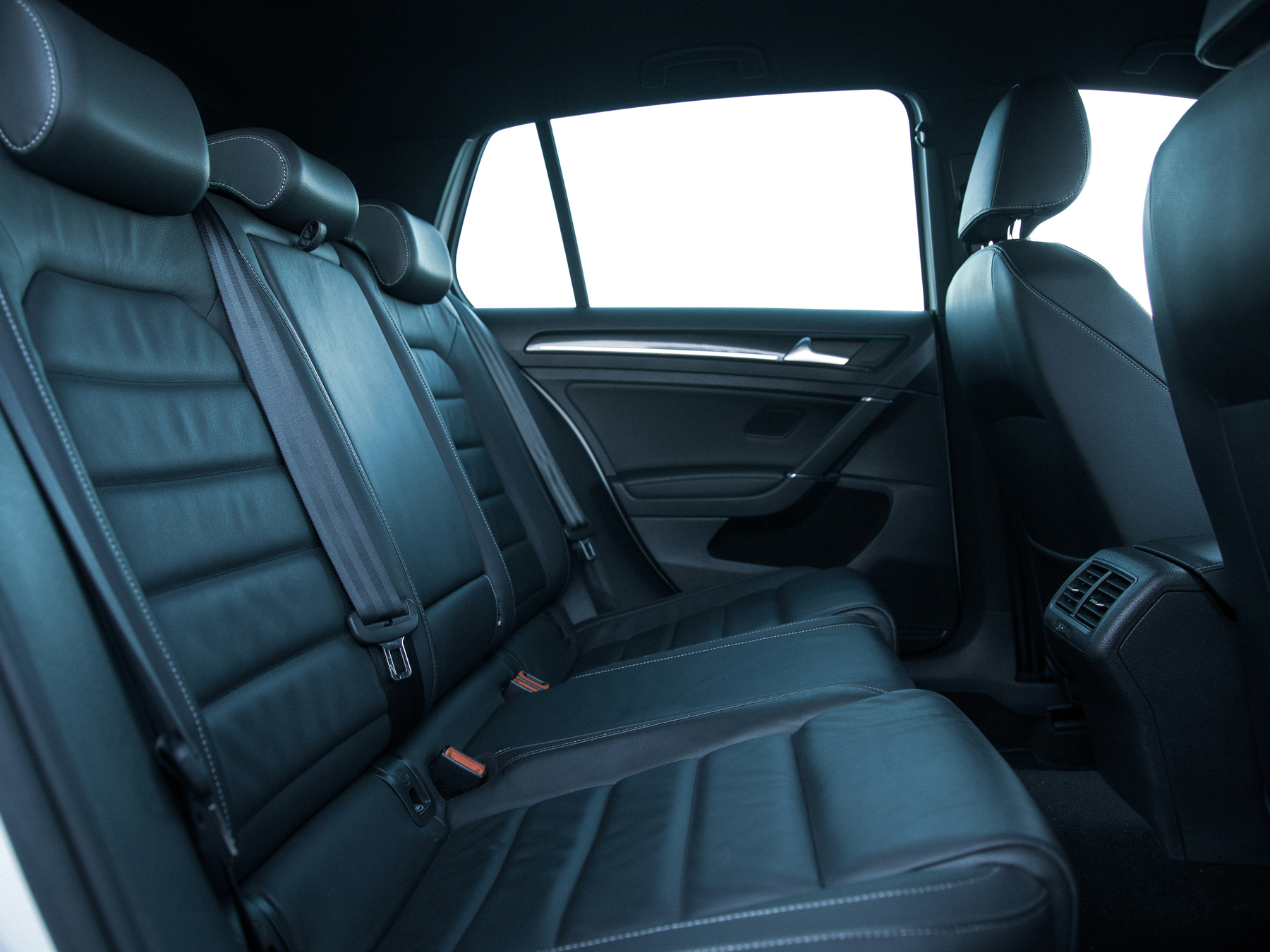 Autositz wird mit Reinigungsmittel behandelt